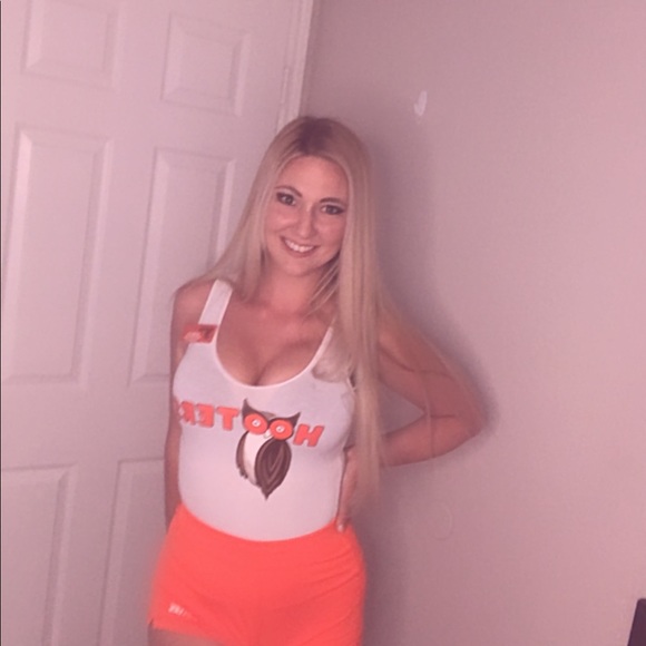 Meet your Posher, Amanda aka @TheBartenderBarbieš¦ - Picture 4 of 4